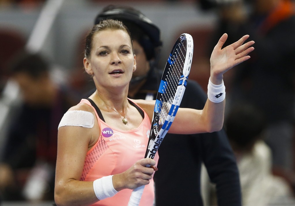 epa05572296 Agnieszka Radwanska of Poland reacts to the crowd after winning a women's third round match against Caroline Wozniacki of Denmark in the China Open tennis tournament at the National Tennis Center in Beijing, China, 06 October 2016. EPA/ROLEX DELA PENA Dostawca: PAP/EPA.